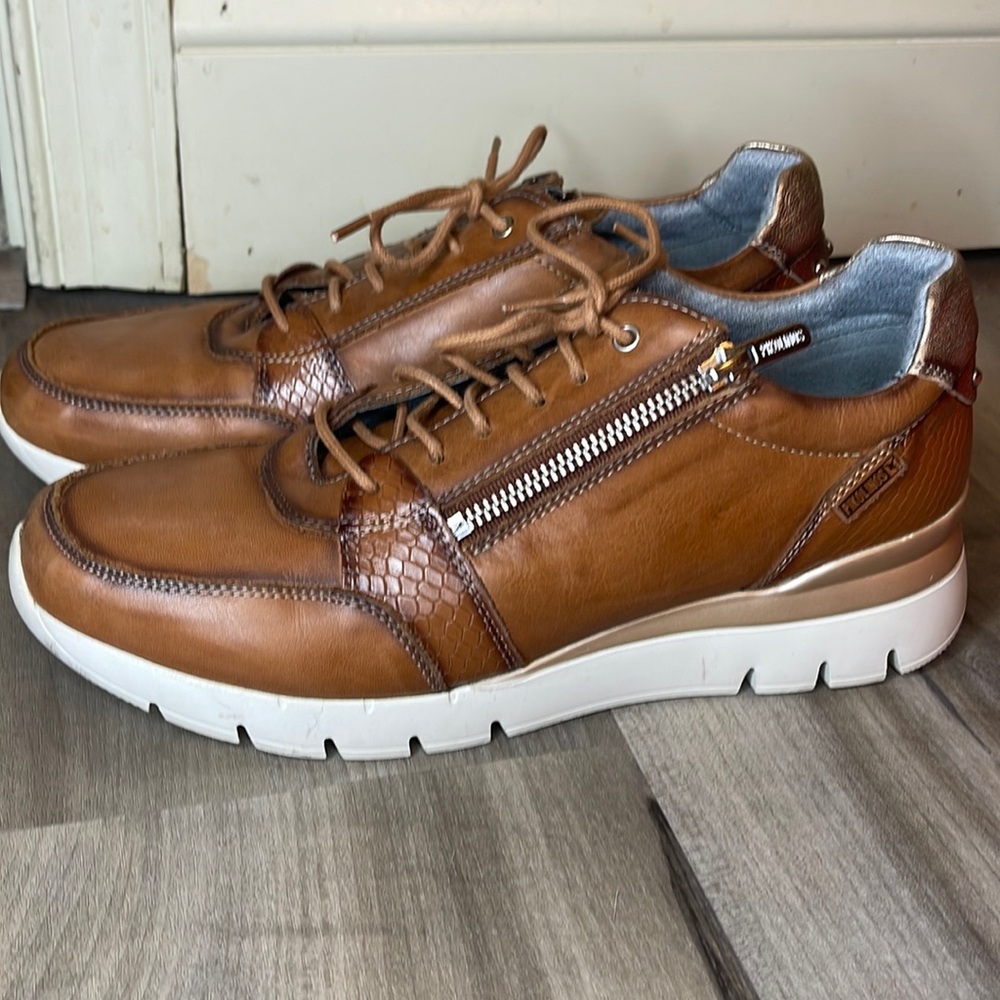 NWOT Pikolinos leather sneakers size 40/ US 9 sneakers.
